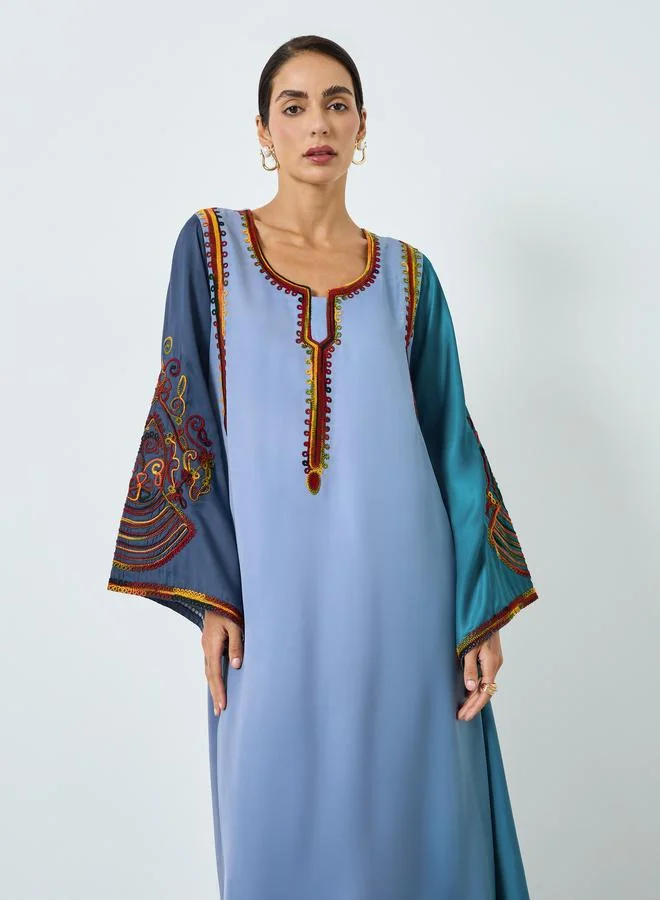 مكسيم كريشن جلابية رمادية مطرزة بقصة حرف ألف